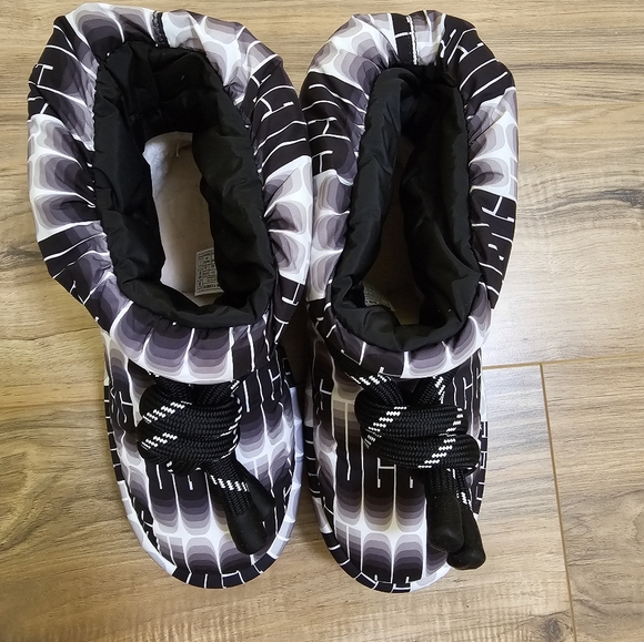 UGG Classic Maxi Wavelength Short, black/white, size US 9 - Picture 5 of 12